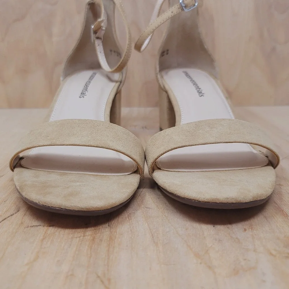 Amazon Essentials Womens Sandals Sz 9 M Beige Block Heels Ankle Strap Buckle